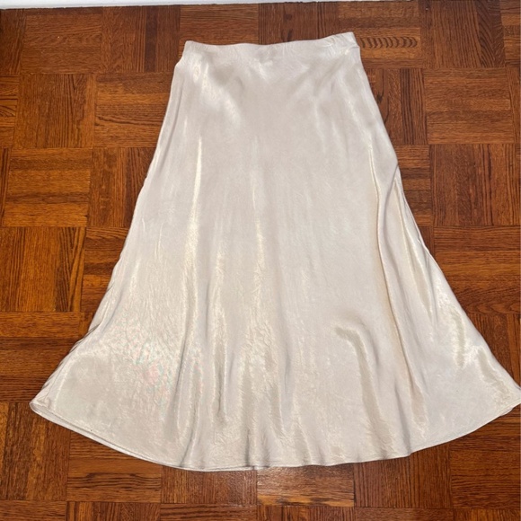 H&M Champagne Color Midi Skirt Elastic Waistband Size US 6 - Picture 2 of 3